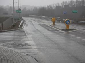 Zdjęcie przedstawia fragment nowo wybudowanej drogi