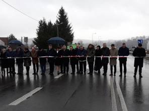 Symboliczne otwarcie drogi - zdjęcie przedstawia uczestników wydarzenia przecinających wstęgę