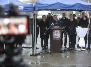 Symboliczne otwarcie drogi - zdjęcie przedstawia uczestników wydarzenia