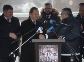 Symboliczne otwarcie drogi - zdjęcie przedstawia uczestników wydarzenia