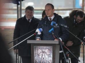 Symboliczne otwarcie drogi - zdjęcie przedstawia uczestników wydarzenia