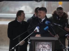 Symboliczne otwarcie drogi - zdjęcie przedstawia uczestników wydarzenia