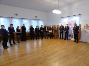 Symboliczne odsłonięcie tablicy informującej o inwestycji - zdjęcie przedstawia uczestników wydarzenia