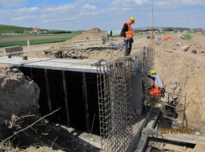 Zdjęcie przedstawia prace budowlane przy realizacji inwestycji