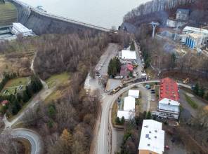 Zdjęcie przedstawia fragment przebudowywanej drogi