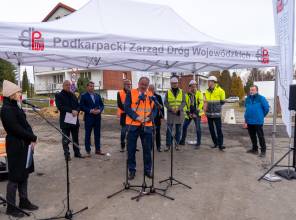Symboliczne rozpoczęcie budowy - zdjęcie przedstawia uczestników wydarzenia