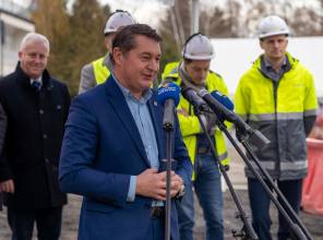 Symboliczne rozpoczęcie budowy - zdjęcie przedstawia uczestników wydarzenia