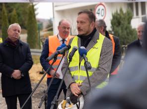 Symboliczne rozpoczęcie budowy - zdjęcie przedstawia uczestników wydarzenia