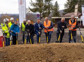 Symboliczne rozpoczęcie budowy - zdjęcie przedstawia uczestników wydarzenia