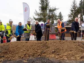 Symboliczne rozpoczęcie budowy - zdjęcie przedstawia uczestników wydarzenia