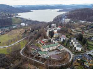 Zdjęcie przedstawia fragment przebudowywanej drogi