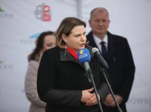 Symboliczne otwarcie drogi - zdjęcie przedstawia uczestników wydarzenia