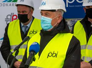 Symboliczne wbicie łopaty - zdjęcie przedstawia uczestników wydarzenia