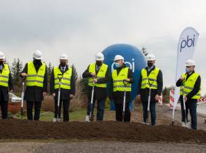 Symboliczne wbicie łopaty - zdjęcie przedstawia uczestników wydarzenia