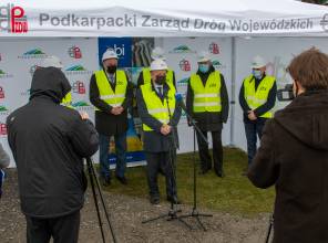 Symboliczne wbicie łopaty - zdjęcie przedstawia uczestników wydarzenia