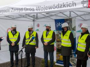 Symboliczne wbicie łopaty - zdjęcie przedstawia uczestników wydarzenia