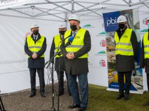 Symboliczne wbicie łopaty - zdjęcie przedstawia uczestników wydarzenia