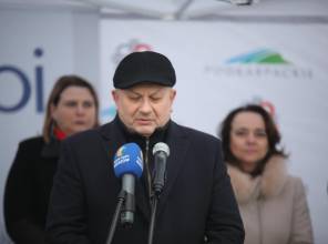 Symboliczne otwarcie drogi - zdjęcie przedstawia uczestników wydarzenia