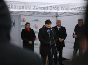 Symboliczne otwarcie drogi - zdjęcie przedstawia uczestników wydarzenia