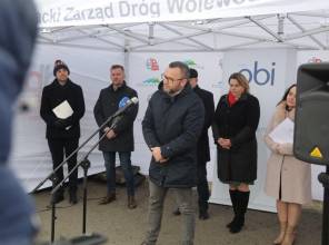 Symboliczne otwarcie drogi - zdjęcie przedstawia uczestników wydarzenia