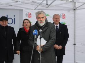 Symboliczne otwarcie drogi - zdjęcie przedstawia uczestników wydarzenia