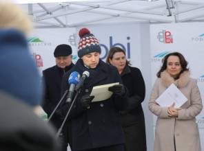 Symboliczne otwarcie drogi - zdjęcie przedstawia uczestników wydarzenia