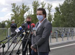 Symboliczne otwarcie drogi - zdjęcie przedstawia uczestników wydarzenia