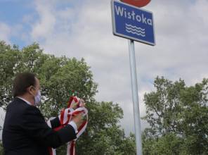 Symboliczne otwarcie drogi - zdjęcie przedstawia uczestników wydarzenia