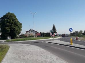 Zdjęcie przedstawia fragment nowo wybudowanej drogi