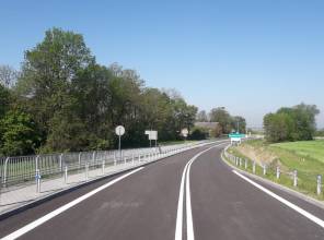 Zdjęcie przedstawia fragment nowo wybudowanej drogi