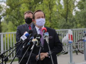 Symboliczne otwarcie drogi - zdjęcie przedstawia uczestników wydarzenia