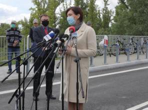 Symboliczne otwarcie drogi - zdjęcie przedstawia uczestników wydarzenia