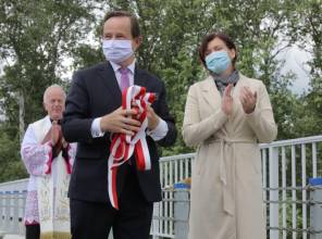 Symboliczne otwarcie drogi - zdjęcie przedstawia uczestników wydarzenia