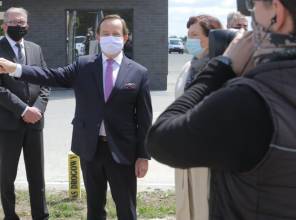 Symboliczne otwarcie drogi - zdjęcie przedstawia uczestników wydarzenia