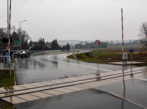 Zdjęcie przedstawia fragment nowo wybudowanej drogi