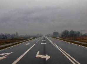 Zdjęcie przedstawia fragment nowo wybudowanej drogi