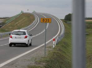 Zdjęcie przedstawia fragment nowo wybudowanej drogi