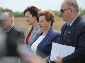 Symboliczne otwarcie drogi - zdjęcie przedstawia uczestników wydarzenia