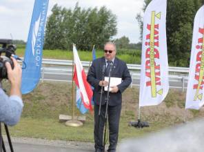 Symboliczne otwarcie drogi - zdjęcie przedstawia uczestnika wydarzenia