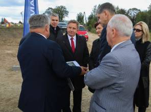 Symboliczne rozpoczęcie budowy - zdjęcie przedstawia uczestników wydarzenia