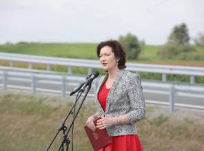 Symboliczne otwarcie drogi - zdjęcie przedstawia uczestnika wydarzenia