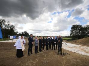 Symboliczne rozpoczęcie budowy - zdjęcie przedstawia uczestników wydarzenia