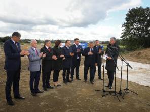 Symboliczne rozpoczęcie budowy - zdjęcie przedstawia uczestników wydarzenia