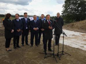 Symboliczne rozpoczęcie budowy - zdjęcie przedstawia uczestników wydarzenia