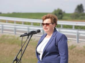 Symboliczne otwarcie drogi - zdjęcie przedstawia uczestników wydarzenia