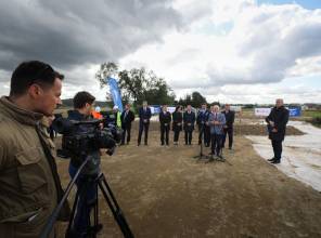 Symboliczne rozpoczęcie budowy - zdjęcie przedstawia uczestników wydarzenia