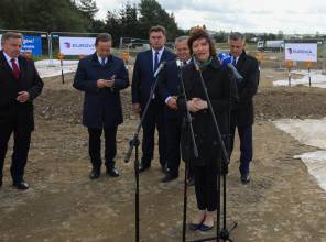 Symboliczne rozpoczęcie budowy - zdjęcie przedstawia uczestników wydarzenia