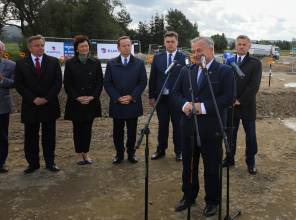 Symboliczne rozpoczęcie budowy - zdjęcie przedstawia uczestników wydarzenia