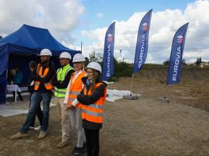 Symboliczne rozpoczęcie budowy - zdjęcie przedstawia uczestników wydarzenia