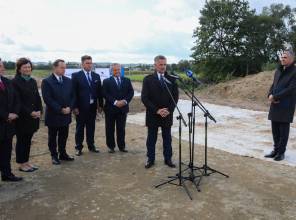 Symboliczne rozpoczęcie budowy - zdjęcie przedstawia uczestników wydarzenia